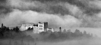 Ruiny zamku Czorsztyn w porannej mgle